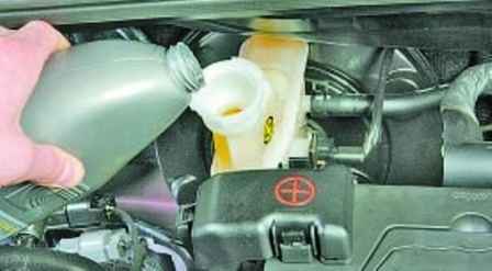 How to replace a Hyundai Solaris brake master cylinder