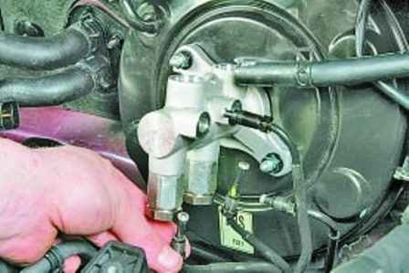 How to replace a Hyundai Solaris brake master cylinder