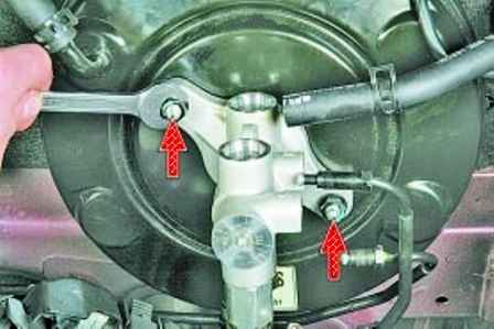 How to replace a Hyundai Solaris brake master cylinder