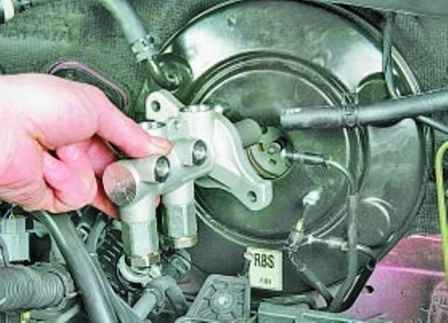 How to replace a Hyundai Solaris brake master cylinder