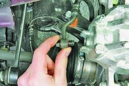 Replacing brake hoses and pipes for Hyundai Solaris