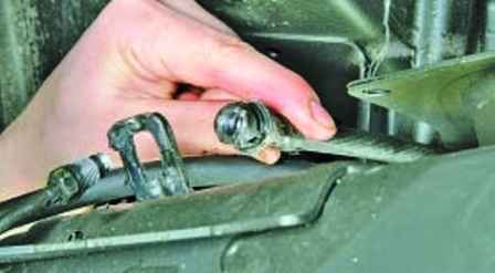 Replacing brake hoses and pipes of the Hyundai Solaris car