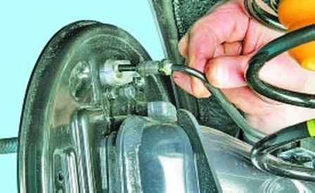 Replacing brake hoses and pipes for Hyundai Solaris