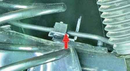 Replacing brake hoses and tubes of a Hyundai Solaris car