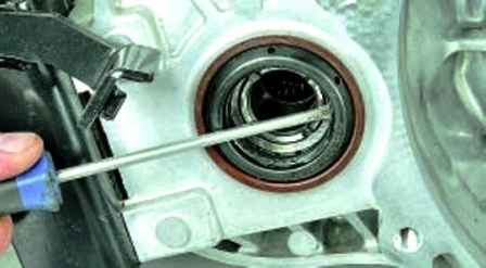 How to replace Hyundai Solaris manual transmission oil seals