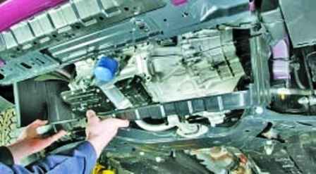 How to remove the Hyundai Solaris manual transmission