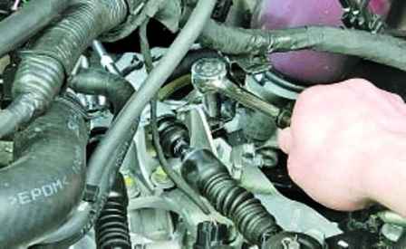 How to remove the Hyundai Solaris manual transmission