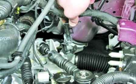 How to remove the Hyundai Solaris manual transmission