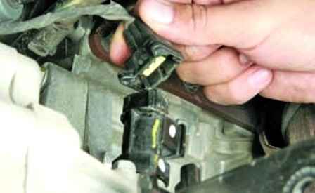 How to remove the Hyundai Solaris manual transmission