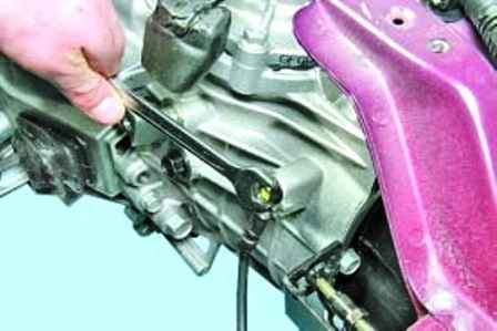 How to remove the manual transmission of a car Hyundai Solaris