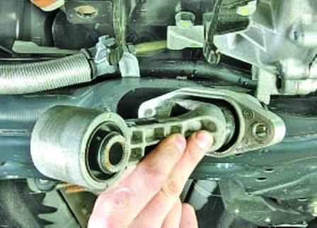 How to remove the Hyundai Solaris manual transmission