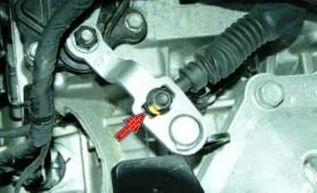 Removal and installation of an automatic transmission of a Hyundai Solaris car