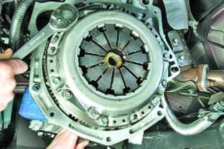 Removing and installing Hyundai Solaris clutch discs