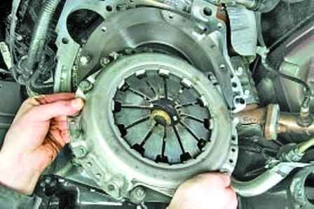 Removing and installing Hyundai Solaris clutch discs