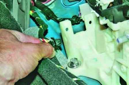 Removing the cable and backstage of the automatic transmission of the car Hyundai Solaris