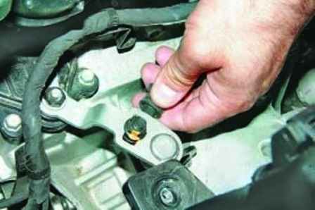 Removing the cable and backstage of the automatic transmission of the car Hyundai Solaris