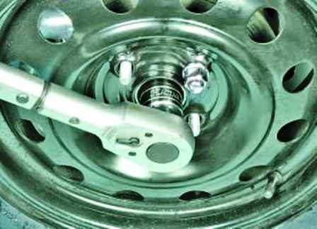 How to replace a Hyundai Solaris front wheel drive