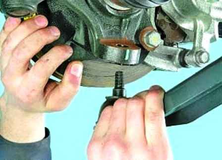 How to replace a Hyundai Solaris front wheel drive