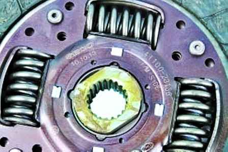 Removing and installing Hyundai Solaris clutch discs