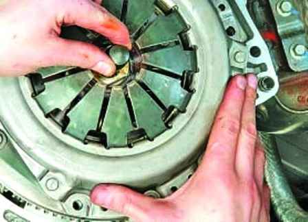 Removing and installing Hyundai Solaris clutch discs