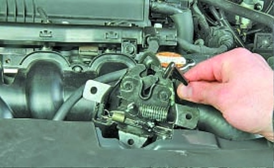 How to remove Hyundai Solaris engine radiator