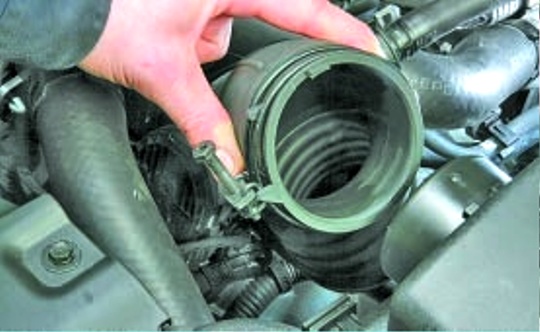 Replacement of Hyundai Solaris air filter element and housing