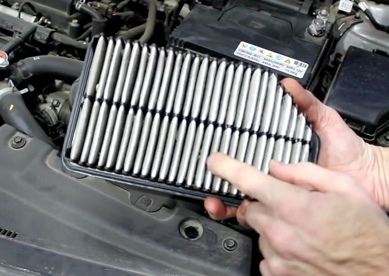 Replacement of Hyundai Solaris air filter element and housing