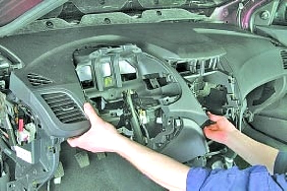 Removing and installing the Hyundai Solaris immobilizer control unit