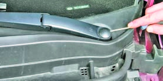 Removing and installing the Hyundai Solaris windscreen wiper