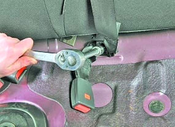 Removing and installing rear seat belts