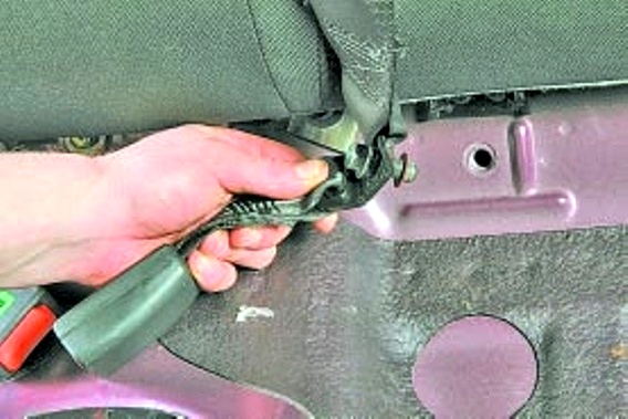 Removing and installing rear seat belts