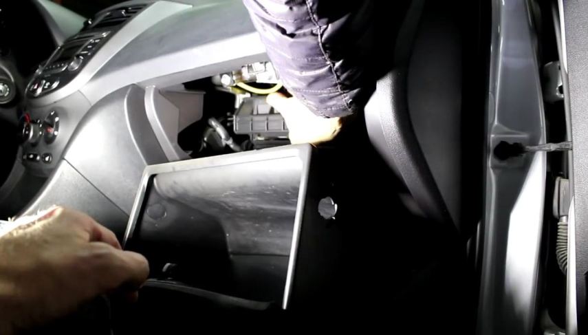 Hyundai Solaris car air conditioning system maintenance
