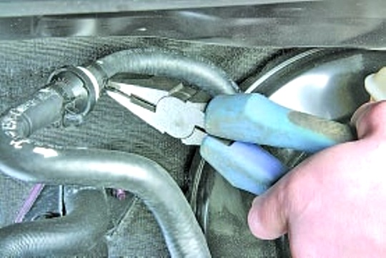Checks of brake parts and components of Hyundai Solaris car