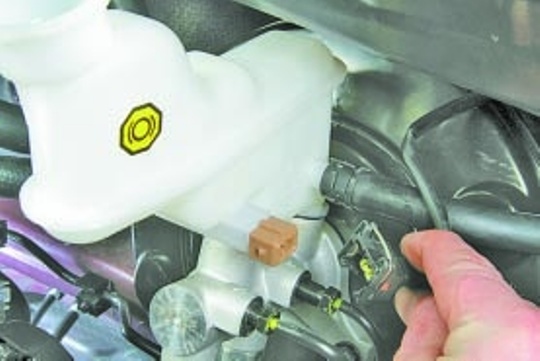 Как заменить главный цилиндр тормозов Hyundai Solaris