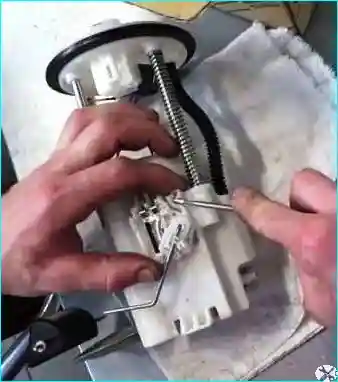Снятие и разборка топливного модуля автомобиля