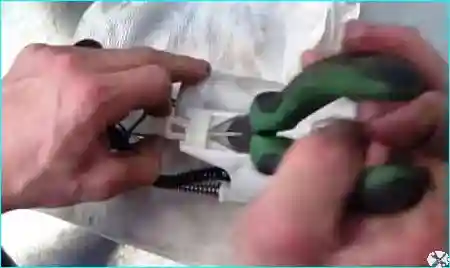 Снятие и разборка топливного модуля автомобиля
