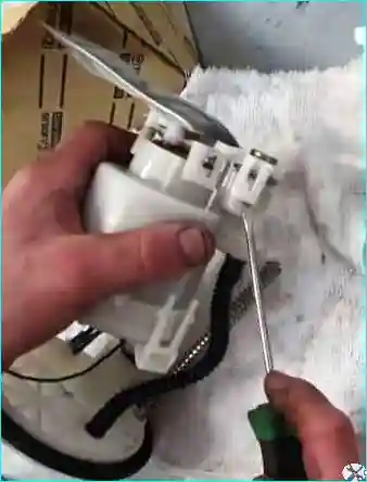 Снятие и разборка топливного модуля автомобиля