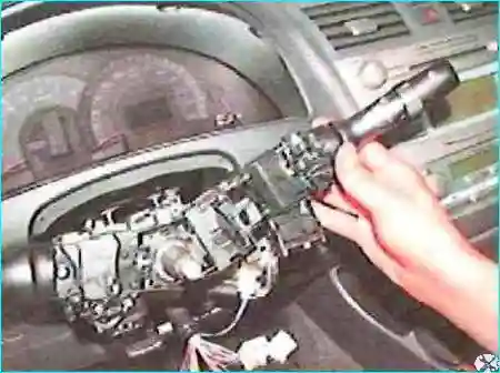 Как снять и установить рулевую колонку автомобиля