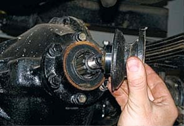 Replacing the UAZ final drive gear seal