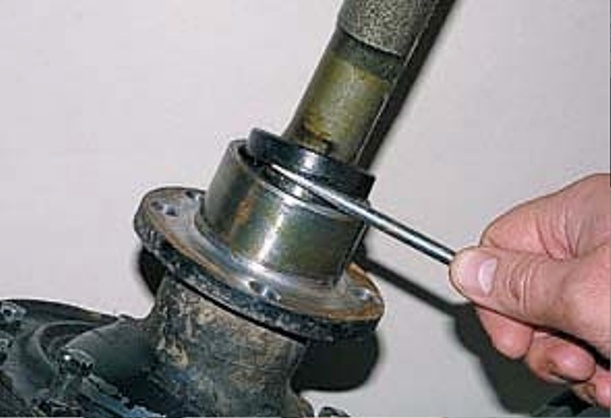 Replacing the half shaft seal and the UAZ ball joint seal