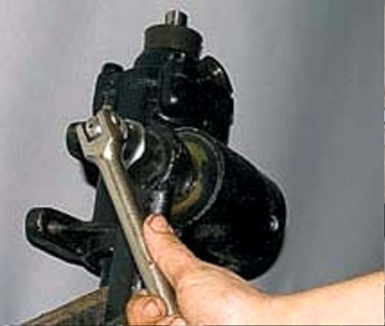 Removing and adjusting the steering gear from the power steering of a UAZ-3151, -31512, -31514, -31519