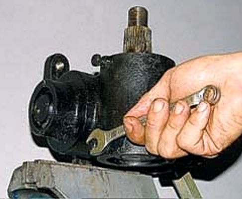 Removing and adjusting the steering gear from the power steering of the car UAZ-3151, -31512, -31514, -31519