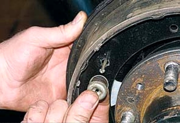 Как заменить колодки тормозов передних колес УАЗ-3151, -31512, -31514, -31519