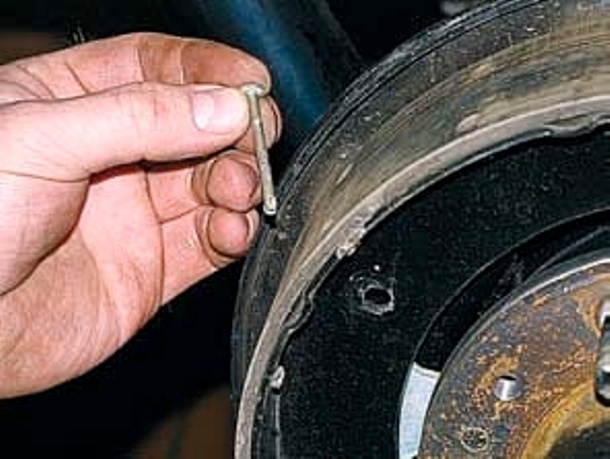 Как заменить колодки тормозов передних колес УАЗ-3151, -31512, -31514, -31519