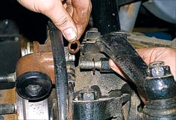 Как заменить тормозной цилиндр и трубку переднего колеса УАЗ-3151, -31512, -31514, -31519