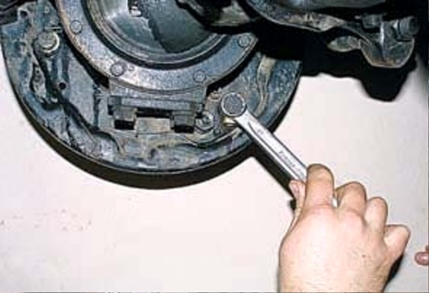 Як замінити гальмівний циліндр та трубку переднього колеса УАЗ-3151, -31512, 31514, -31519