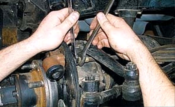 Замена тормозного шланга переднего колеса УАЗ