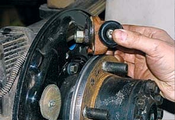Як замінити гальмівний циліндр та шланг заднього колеса УАЗ-3151, -315 31514, -31519