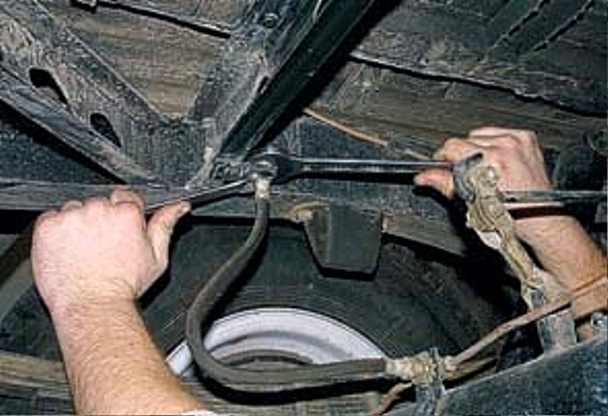 Як замінити гальмівний циліндр та шланг заднього колеса УАЗ-3151, -315 31514, -31519