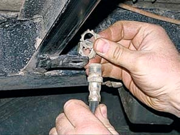 Як замінити гальмівний циліндр і шланг заднього колеса УАЗ-3151, -31512, -31514, -31519